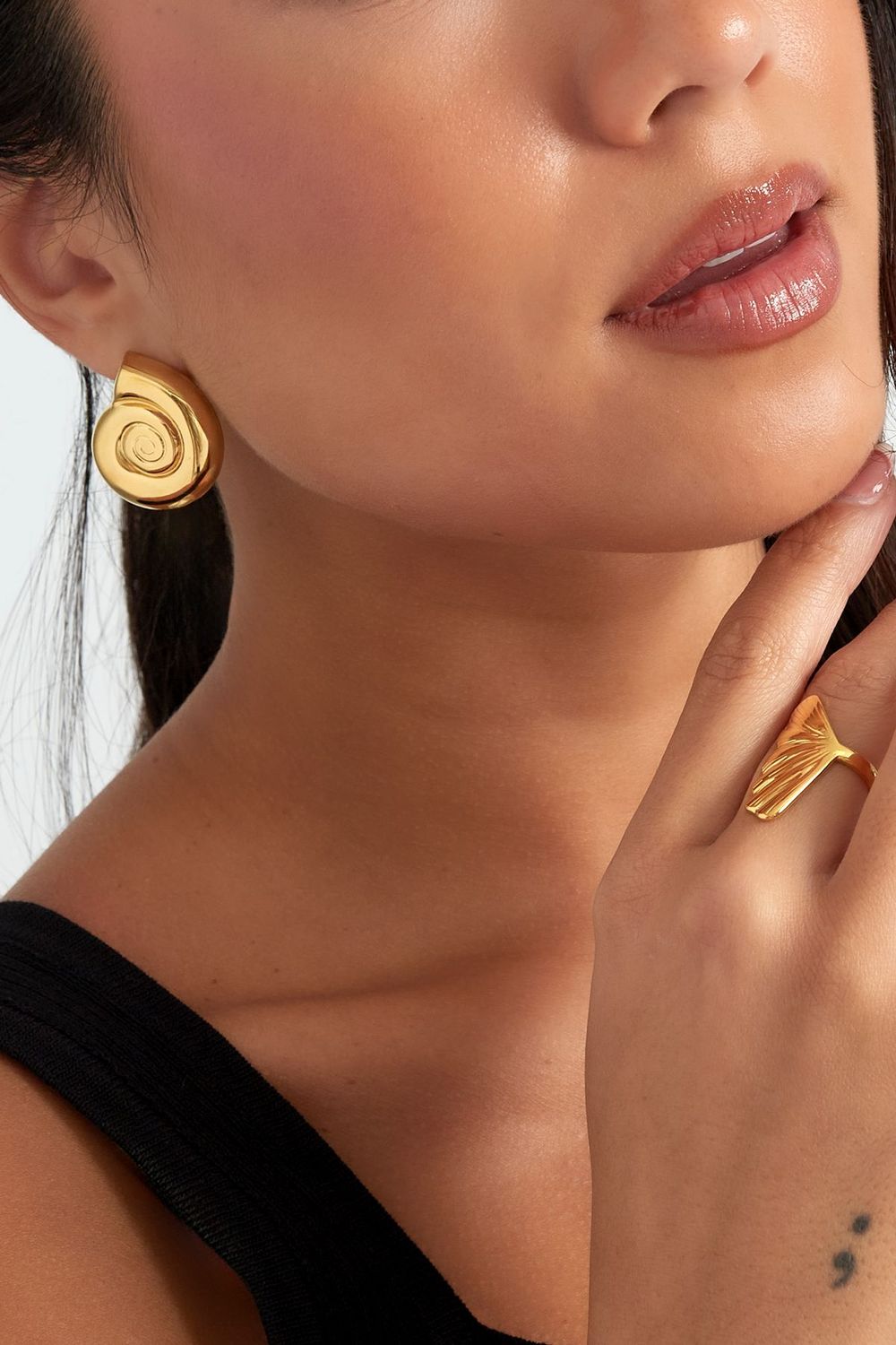 SWIRLY SHELL OORBELLEN - ZILER / GOUD